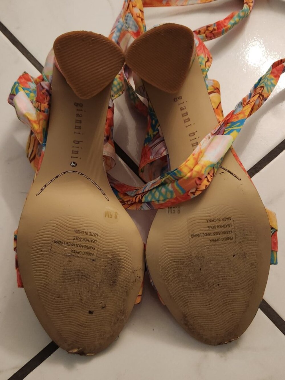 8.5 Colorful/tropical Gianni Bini block heel - Picture 2 of 5